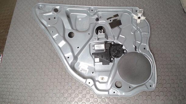 Foto: FENSTERHEBER ELEKTRISCH HINTEN LINKS ( FACELIFT ) eines VW Polo 1.4 Xi