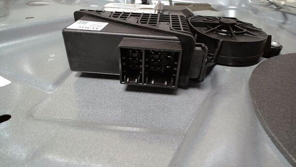 Foto: FENSTERHEBER ELEKTRISCH HINTEN LINKS ( FACELIFT ) eines VW Polo 1.4 Xi