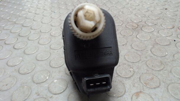 Foto: STELLMOTOR LEUCHTWEITENVERSTELLUNG eines Ford Sierra Turnier CL