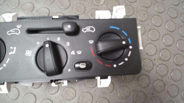 Foto: HEIZUNGSBETÄTIGUNG eines Citroen C2 1.1 GTI