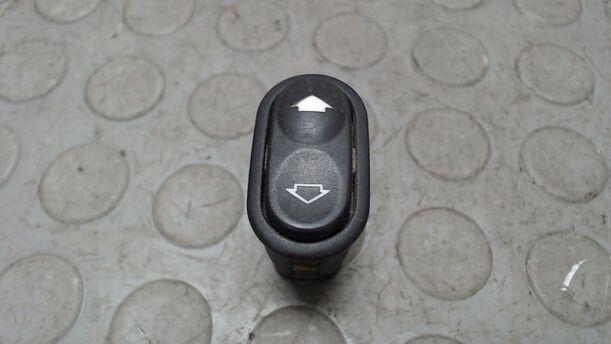 Foto: FENSTERHEBERSCHALTER eines Ford Scorpio GL