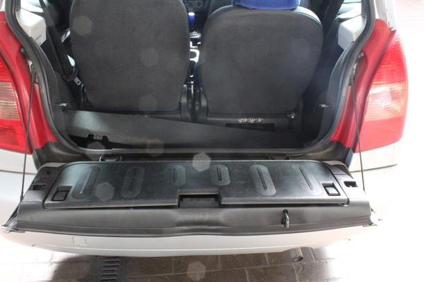 Foto: HECKKLAPPE/ HECKDECKEL UNTEN eines Citroen C2 1.1 Comfort