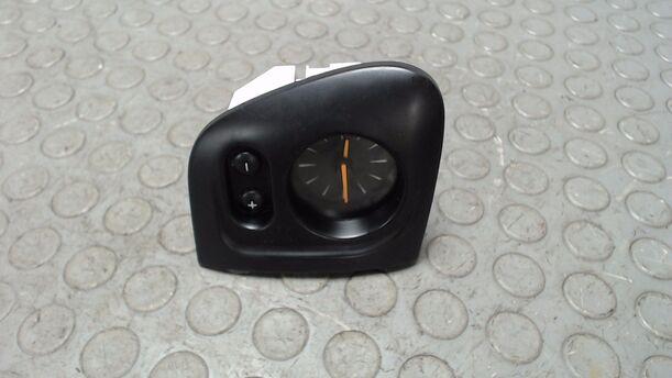 Foto: UHR eines Ford Scorpio Turnier CLX