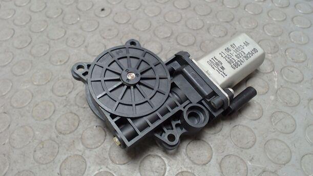 Foto: FENSTERHEBERMOTOR ELEKTRISCH VORN RECHTS eines Ford Fiesta 1.4 Xi