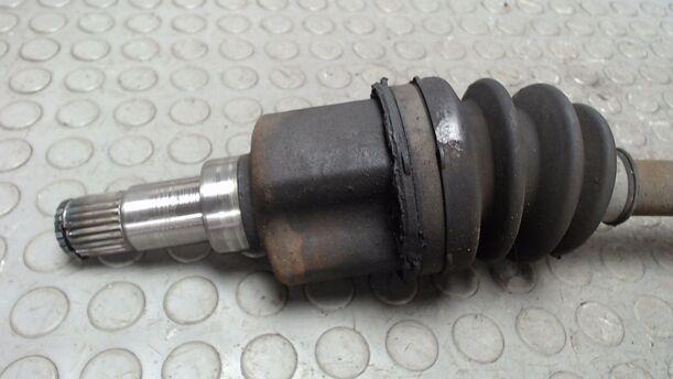 Foto: ANTRIEBSWELLE LINKS eines Ford Fiesta 1.4 GTI