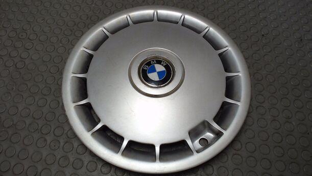 Foto: EINZELNE RADDECKEL / RADKAPPE 15 ZOLL eines BMW 520i touring Edition
