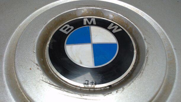 Foto: EINZELNE RADDECKEL / RADKAPPE 15 ZOLL eines BMW 520i touring Edition