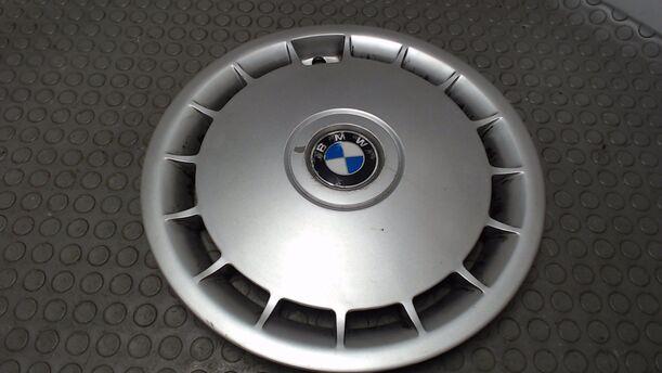 Foto: EINZELNE RADDECKEL / RADKAPPE 15 ZOLL eines BMW 520i touring Edition