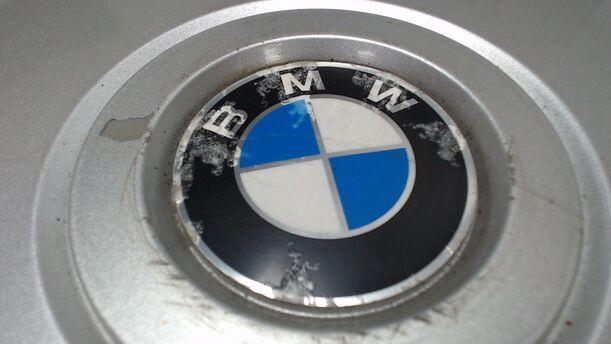 Foto: EINZELNE RADDECKEL / RADKAPPE 15 ZOLL eines BMW 520i touring Edition