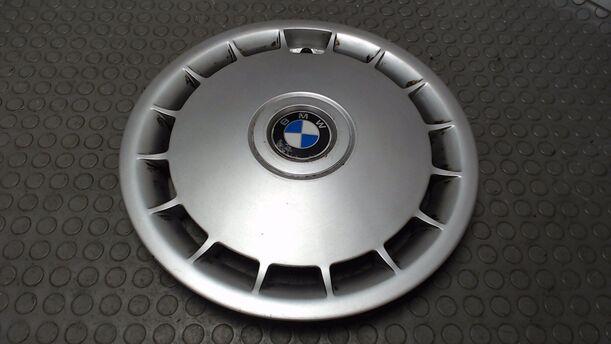 Foto: EINZELNE RADDECKEL / RADKAPPE 15 ZOLL eines BMW 520i touring Edition