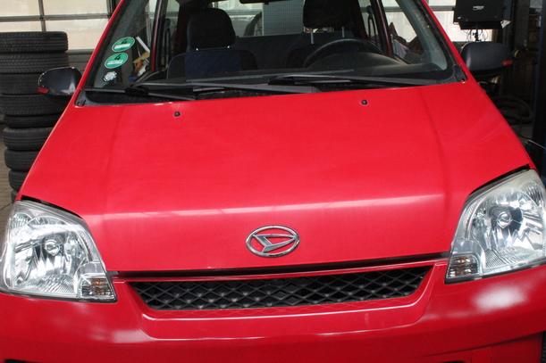 Foto: MOTORHAUBE eines Daihatsu Cuore 1.0 Automatik GTI