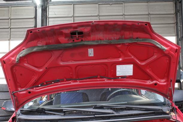 Foto: MOTORHAUBE eines Daihatsu Cuore 1.0 Automatik GTI