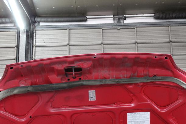 Foto: MOTORHAUBE eines Daihatsu Cuore 1.0 Automatik GTI