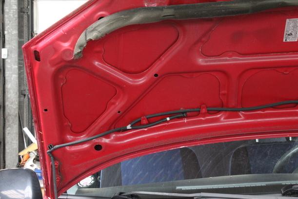 Foto: MOTORHAUBE eines Daihatsu Cuore 1.0 Automatik GTI