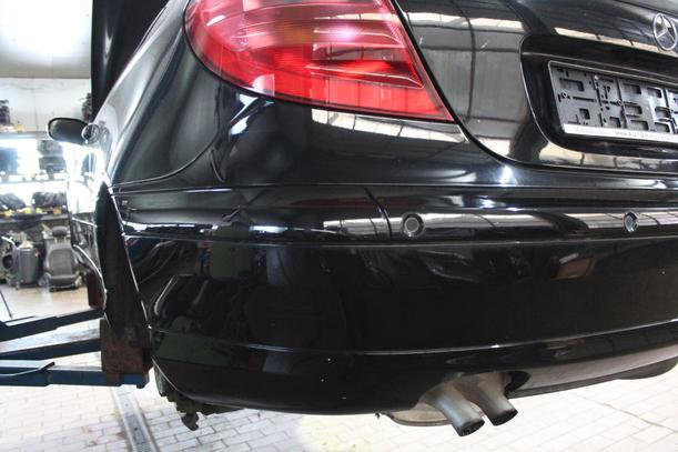 Foto: STOSSFÄNGER / STOßSTANGE HINTEN ( COUPE ) eines Mercedes-Benz C 180 Kompressor Sportcoupe