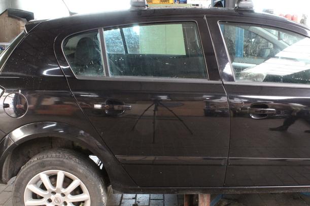 Foto: TÜR HINTEN RECHTS ( 4/5 TÜRER LIMOUSINE ) eines Opel Astra 1.8