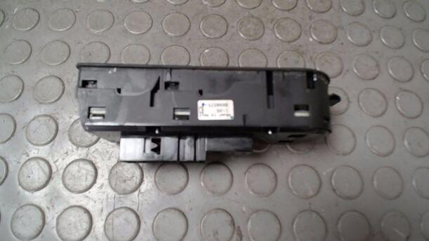 Foto: FENSTERHEBERSCHALTER eines Opel Astra 1.8 Fun