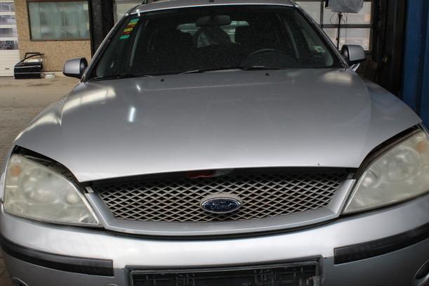Foto: MOTORHAUBE eines Ford Mondeo 1.8 Turnier SX