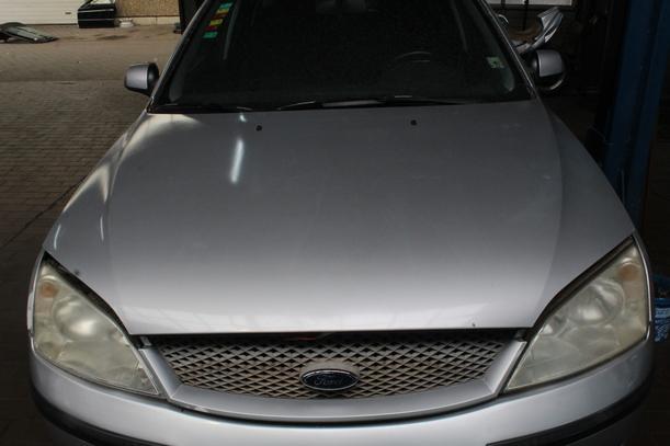 Foto: MOTORHAUBE eines Ford Mondeo 1.8 Turnier SX