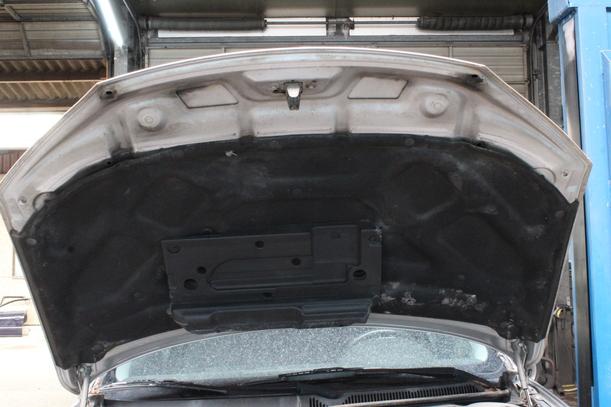Foto: MOTORHAUBE eines Ford Mondeo 1.8 Turnier SX