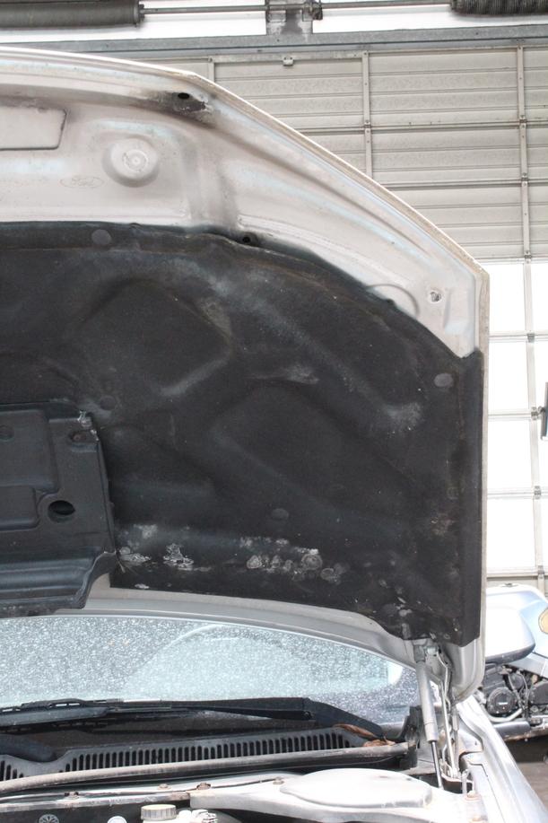Foto: MOTORHAUBE eines Ford Mondeo 1.8 Turnier SX