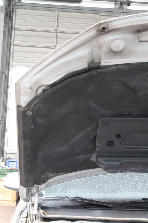 Foto: MOTORHAUBE eines Ford Mondeo 1.8 Turnier SX