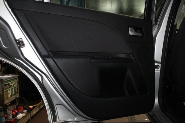 Foto: TÜR HINTEN LINKS ( KOMBI/ TURNIER ) eines Ford Mondeo 1.8 Turnier SX