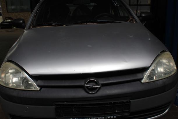 Foto: MOTORHAUBE eines Opel Corsa 1.0 12V SX