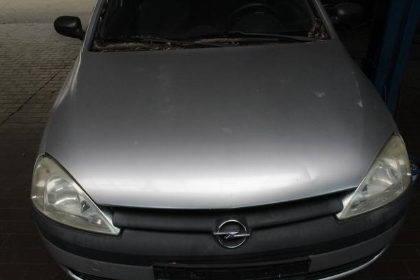 Foto: MOTORHAUBE eines Opel Corsa 1.0 12V SX