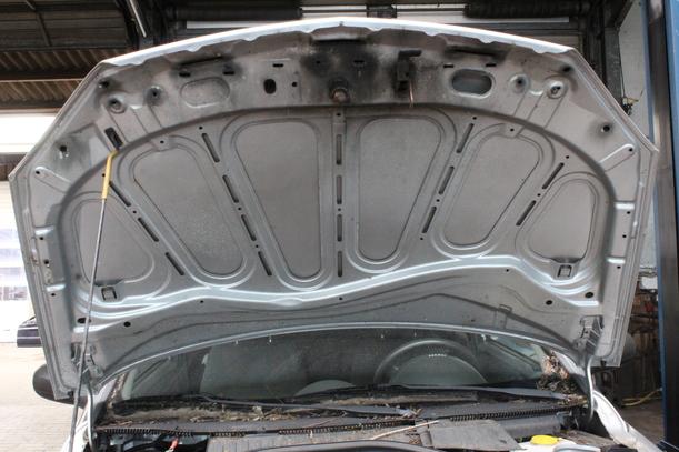 Foto: MOTORHAUBE eines Opel Corsa 1.0 12V SX