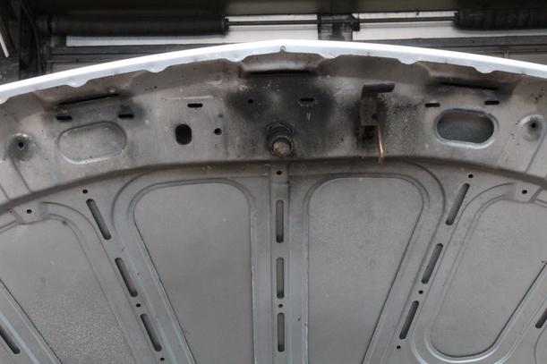 Foto: MOTORHAUBE eines Opel Corsa 1.0 12V SX