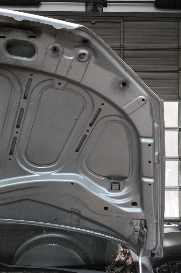 Foto: MOTORHAUBE eines Opel Corsa 1.0 12V SX