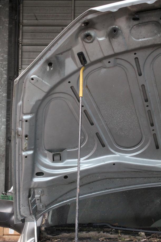 Foto: MOTORHAUBE eines Opel Corsa 1.0 12V SX