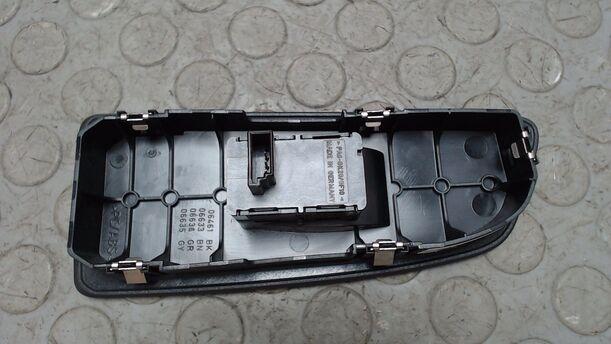 Foto: FENSTERHEBERSCHALTER VORN RECHTS eines BMW 118d DPF SX