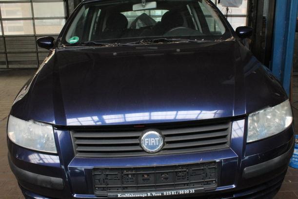 Foto: MOTORHAUBE eines Fiat Stilo 1.2 16V SX