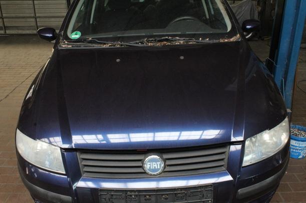 Foto: MOTORHAUBE eines Fiat Stilo 1.2 16V SX