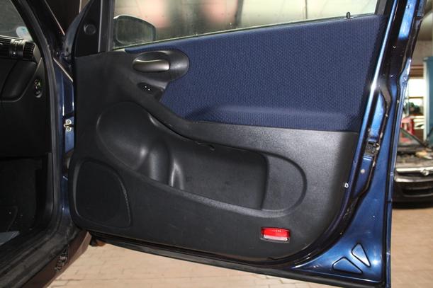 Foto: TÜR VORN RECHTS ( 5-TÜRER ) eines Fiat Stilo 1.2 16V SX