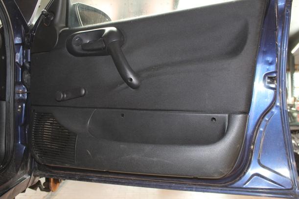 Foto: TÜR VORN RECHTS ( 4/5 TÜRER ) eines Opel Corsa 12V SX