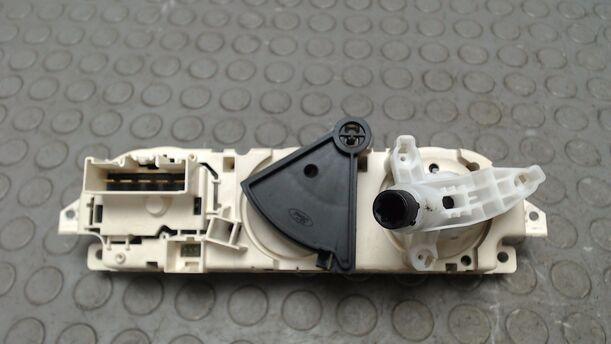 Foto: HEIZUNGSBETÄTIGUNG eines Ford Focus C-MAX 1.6 TDCi DPF