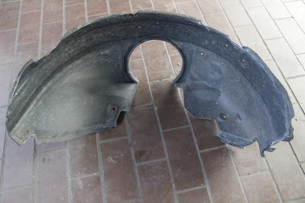 Foto: RADHAUSSCHALE / INNENKOTFLÜGEL VORN RECHTS eines Ford Mondeo