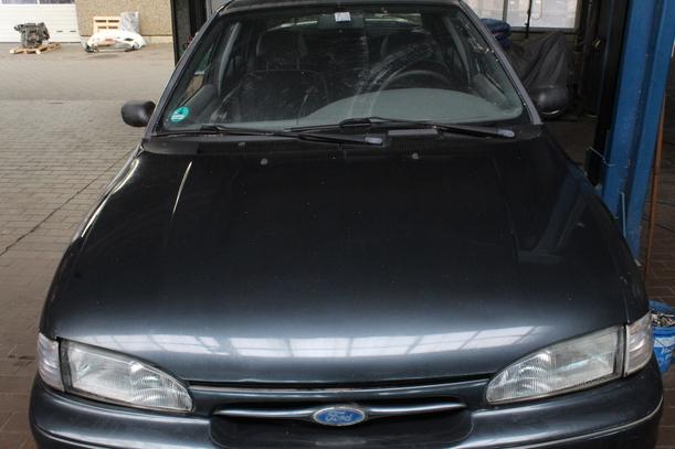 Foto: MOTORHAUBE eines Ford Mondeo