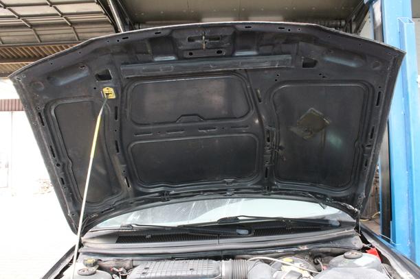Foto: MOTORHAUBE eines Ford Mondeo