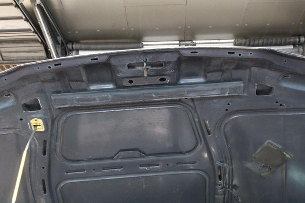 Foto: MOTORHAUBE eines Ford Mondeo
