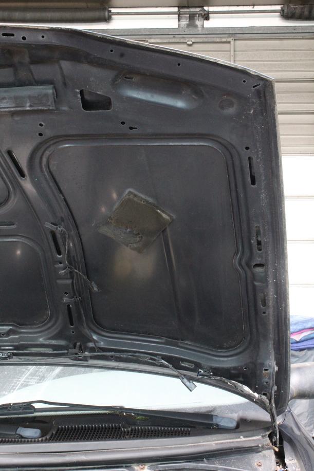 Foto: MOTORHAUBE eines Ford Mondeo