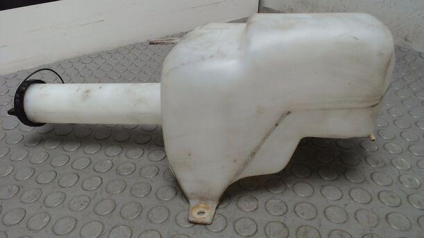 Foto: SCHEIBENWASCHBEHÄLTER eines Ford Mondeo