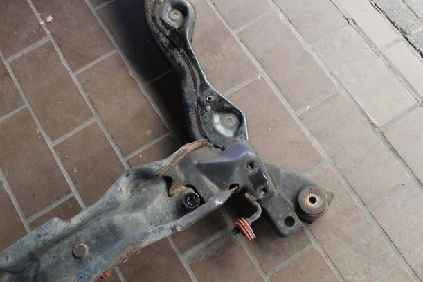 Foto: ACHSE VORN / VORDERACHSE eines Ford Mondeo