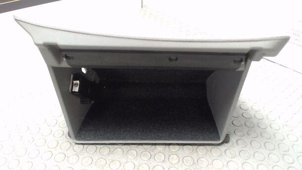 Foto: HANDSCHUHFACH eines Ford Mondeo