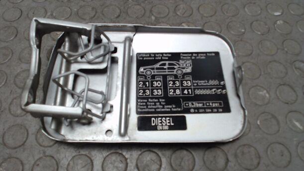 Foto: TANKKLAPPE / TANKDECKEL eines Mercedes-Benz C 220 CDI GLSi