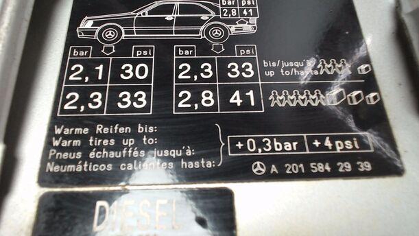 Foto: TANKKLAPPE / TANKDECKEL eines Mercedes-Benz C 220 CDI GLSi