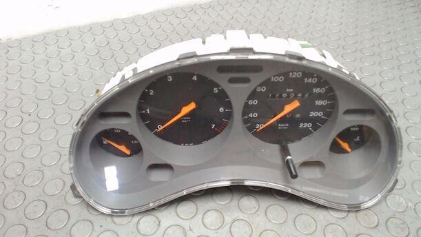 Foto: INSTRUMENTENTAFEL eines Opel Tigra 1.4i 16V
